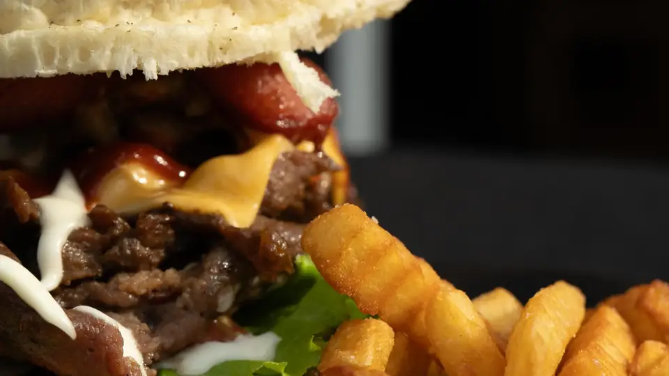 Cliente disfrutando en HappyFood