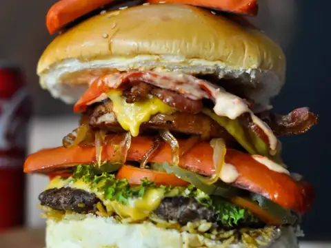 Hamburguesa doble con tocineta y queso