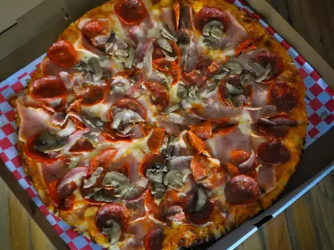 Pizza de pepperoni, jamón y champiñones