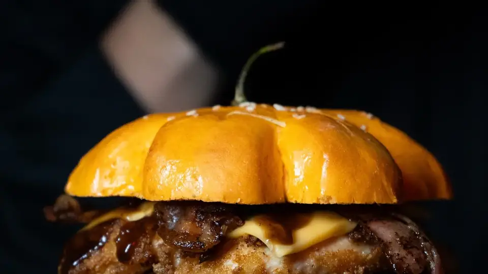 Hamburguesa crujiente de pollo con tocineta, queso y vegetales frescos